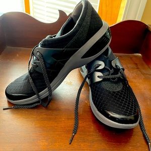 BZees - walking shoes NEW! size 8.5